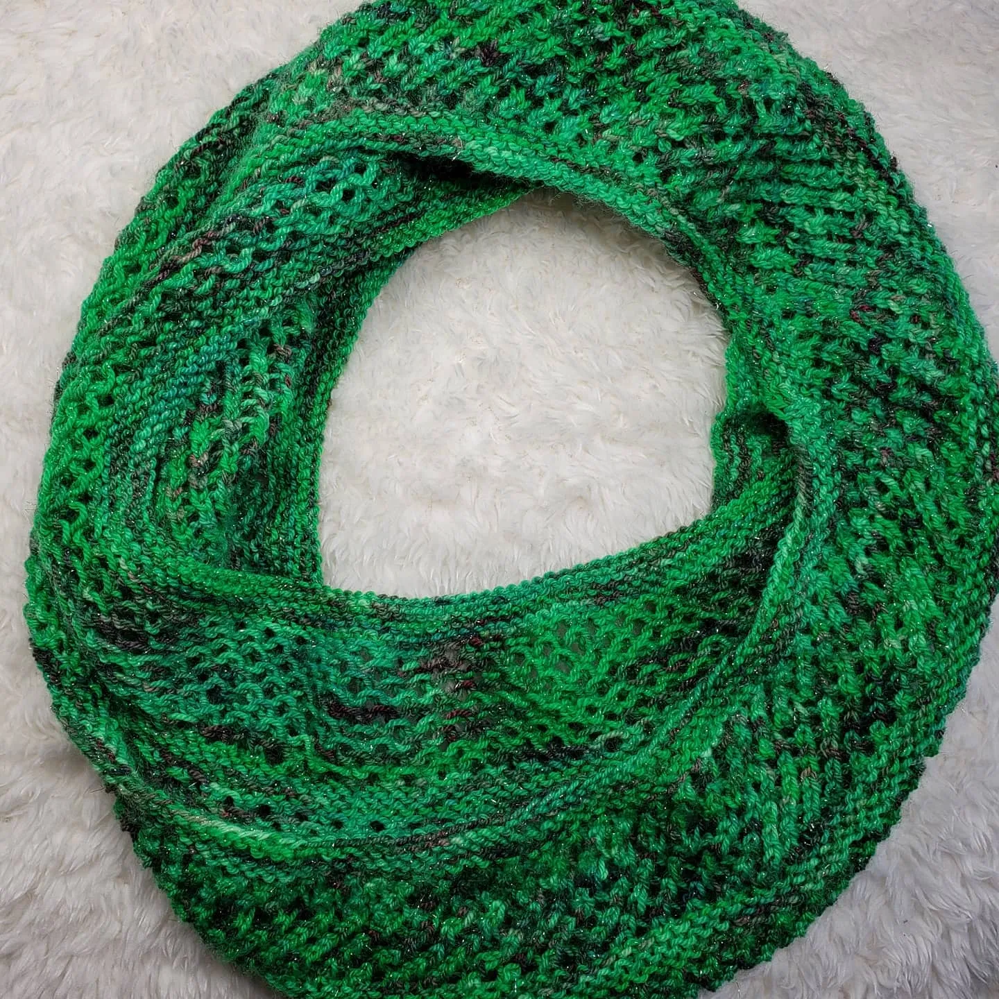 Autopilot Cowl - Sparkling Green and Red - Infinity Scarf