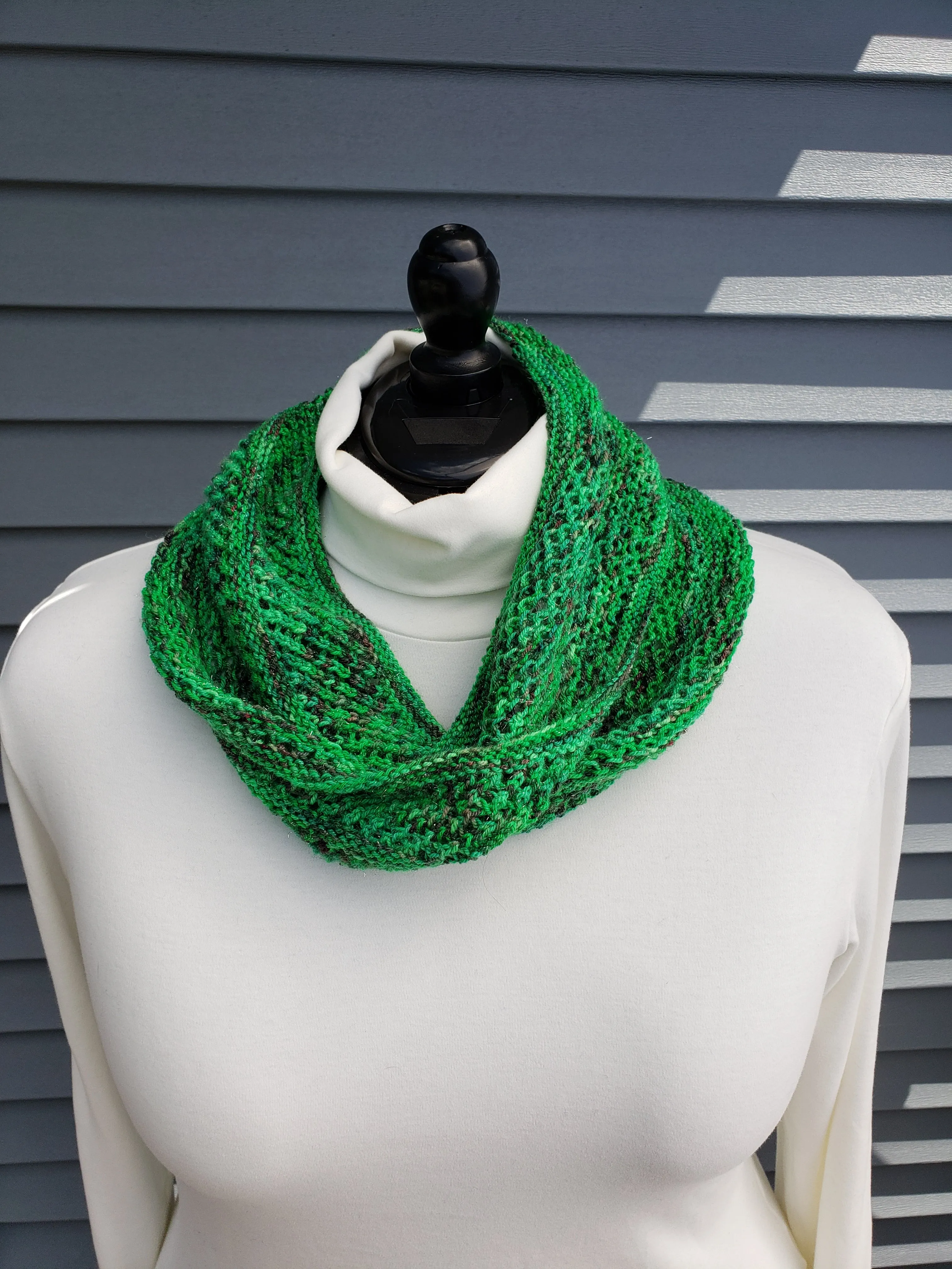 Autopilot Cowl - Sparkling Green and Red - Infinity Scarf
